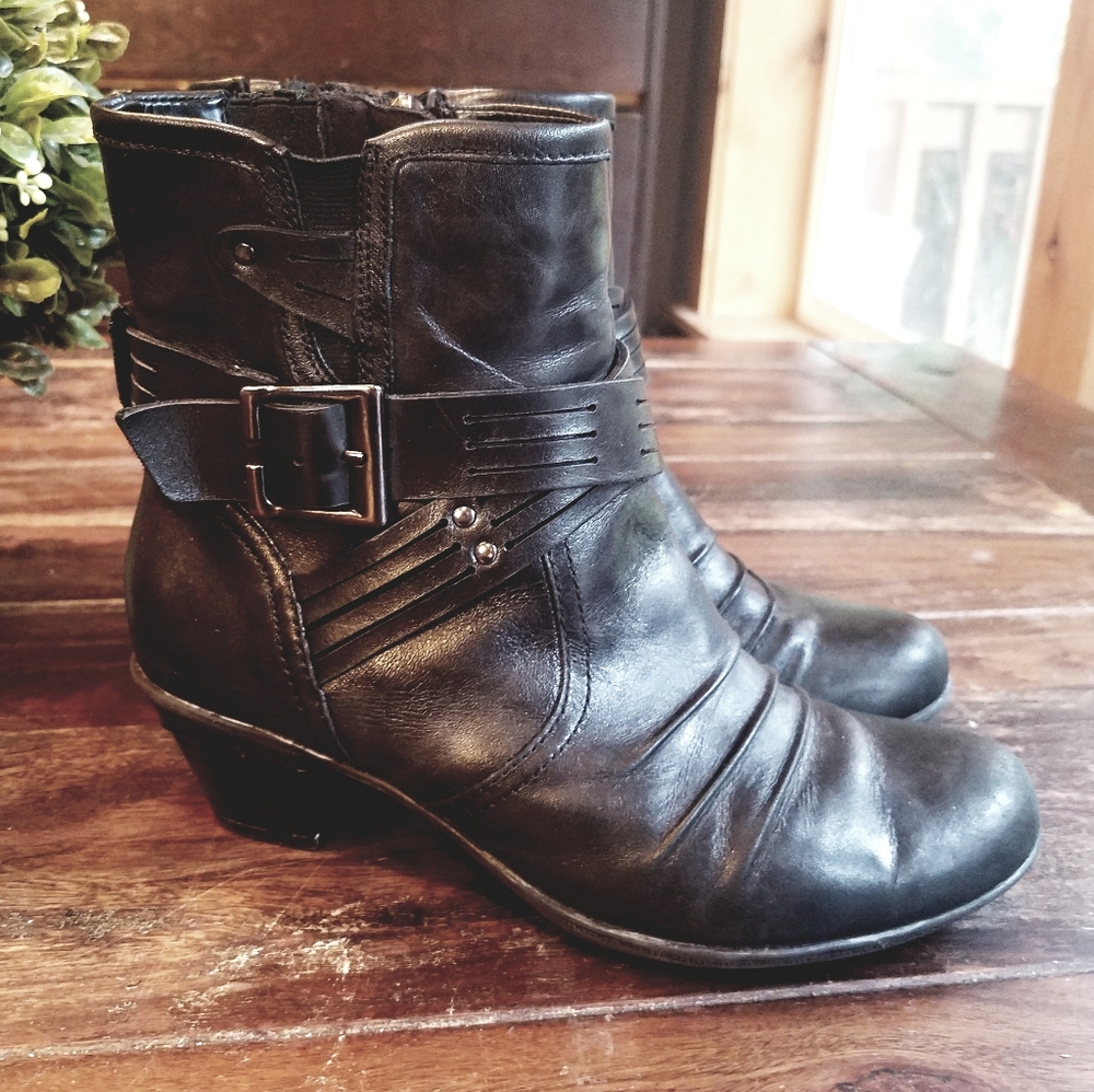 Earth Black leather Ankle boots sz 6